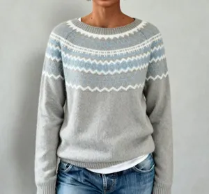 Vue de detail d'un pull gris a manches longues avec motif jacquard nordique classique.