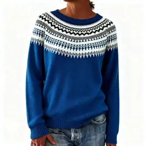Détail du pull bleu élégant présentant un motif jacquard classique au col pour femmes.
