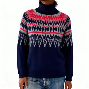 Gros plan sur les details du pull en tricot avec son motif jacquard geometrique et soigne.