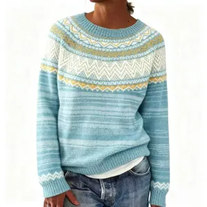Vue détaillée du pull-over à manches longues en jacquard bleu avec motif de tricot élégant.