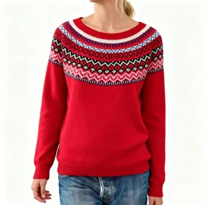 Pull-over rouge à manches longues pour femme avec motif géométrique nordique classique.