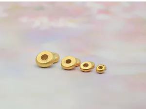 Détail de perles intercalaires en métal doré DIY, différentes tailles de perles en vrac.