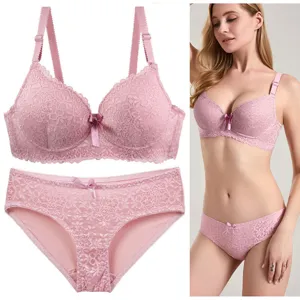 Detailansicht des rosa Spitzen-BH- und Slip-Sets mit feiner Blumen-Spitzenborte und Schleifen.