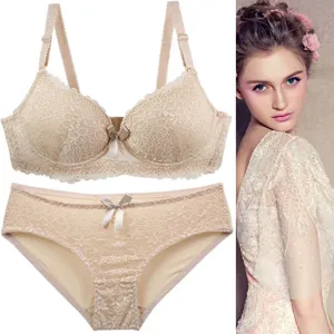 Französisches Spitzen-Lingerie-Set mit eleganter Blumenstickerei, bequemer BH und Slip.