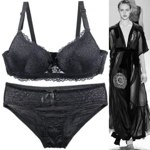 Schönes schwarzes Spitzen-Lingerie-Set für Damen mit passendem BH und feinen Schleifen.