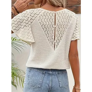 Detailansicht Damen weißer Spitzen Strickpullover mit V-Ausschnitt und Knopfdesign.