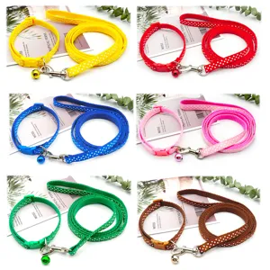 Set collare e guinzaglio a pois per animali domestici, regolabile per cani e gatti di taglia piccola.