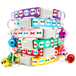 Kleurrijke huisdierenhalsband met botprint, 1cm breed, klikgesp en schattige bel.