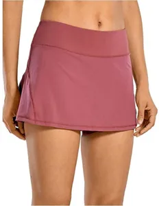 Vue détaillée de la jupe-short de sport de yoga plissée taille haute à double couche.