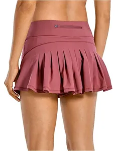 Détail arrière femme taille haute plissé sport yoga skort avec poche zippée activewear.