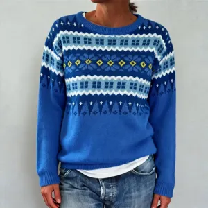 Pull-over bleu à manches longues pour femme avec motif géométrique nordique et col rond.