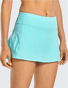 Vue de détail en gros plan de skort de sport athlétique plissé à taille haute pour femmes.