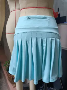 Jupe de sport de yoga plissée taille haute avec poche arrière pour femmes fitness.
