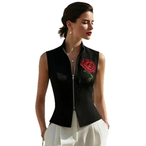 Vista detallada del chaleco negro sin mangas para mujer con bordado de rosa roja y cremallera.
