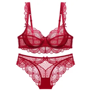 Sexuelles rotes Spitzen BH und Slip Lingerie Set mit Blumennetz Design und dünnen Trägern.