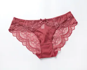 Detailaufnahme von roten Damen-Spitzenunterhosen mit feinem Blumen-Spitzenrand und Schleife.