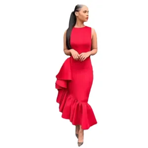 Κομψό μονόχρωμο κόκκινο αμάνικο midi φόρεμα bodycon με ασύμμετρες λεπτομέρειες βολάν.