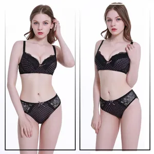 Detaillierte Nahaufnahme des schwarzen Pünktchen Spitzen Push up Wäschesets hier.