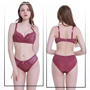 Detailansicht eines bordeauxroten Spitzen-BH-Sets mit Polka-Dots und Push-up-Effekt.