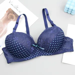 Detailansicht des dunkelblauen Polka-Dot-Spitzen-BHs mit verstellbaren Trägern und Schleife.