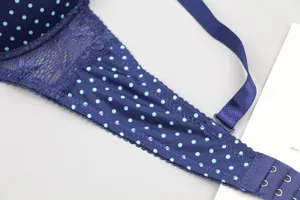 Detaillierte Ansicht des blauen Damen Pünktchen Spitzen BHs mit sehr bequemer Seitenflügel Passform.