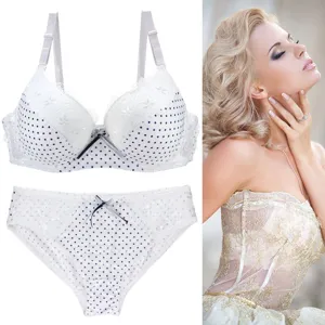 Gepolsterter Push-Up BH und Slip Set mit Punkten und edler Spitzenverzierung fuer Damen.