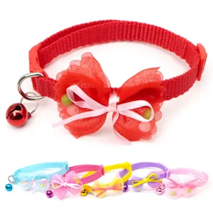 Detailansicht des Haustierhalsbands mit Schleife und Glocke, feine Verarbeitung und Farben.