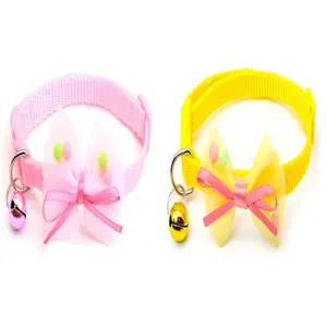 Detailansicht des Haustierhalsbands mit bunter Schleife, kleinem Glöckchen und verstellbarem Gurt.