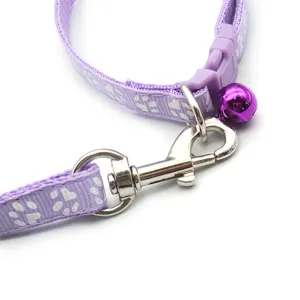 Set collare e guinzaglio per animali domestici viola con campanello, simpatico design con impronte.