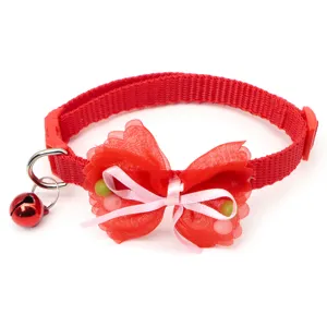Nahaufnahme des roten Haustierhalsbands mit Schleife, Glocke und Netzdesign für Katzen Hunde.