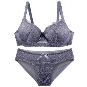 Graues Spitzen-BH- und Slip-Set im Detail, filigrane florale Spitzenstickerei mit Schleife.