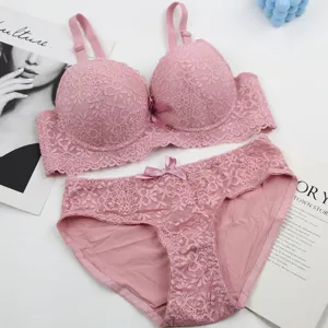 Rosa Spitzenunterwäsche Set mit elegantem BH und passendem Höschen mit süßer Schleife.