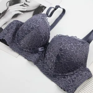 Luxus Damen BH aus französischer Spitze in Dunkelgrau, elegantes florales Design mit zarten Trägern.