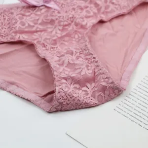 Detailansicht französischer Spitzenunterwäsche in großen Größen, eleganter Stoff und Schleife.