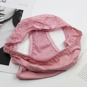 Eleganter Damen Slip in zartem Rosa mit feiner Spitzenverarbeitung und süßer Schleife verziert.