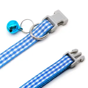 Blau weiß kariertes Haustier Hundehalsband mit grauem Plastikverschluss und Glocke im Detail