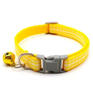 Detailaufnahme des gelben karierten Halsbandes mit grauer Schnalle sowie goldener Glocke.