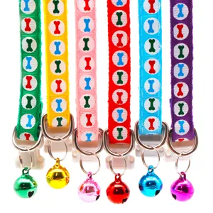 Kleurrijke hondenketting met bottenprint en bel, verstelbare halsband voor kleine huisdieren.
