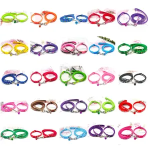 Set collare guinzaglio regolabile per animali con impronte di zampe per cani gatti piccoli.