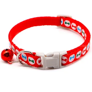Rood huisdier halsband detail met schattig bottenprint, verstelbare gesp en rode bel.