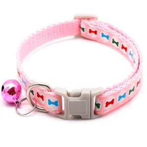 Schattige roze huisdierenhalsband met kleurrijk botprint, verstelbare gesp en bel voor katten