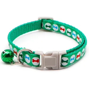 Groene nylon huisdierenhalsband met botprint, snelsluiting, D-ring en een schattige bel.