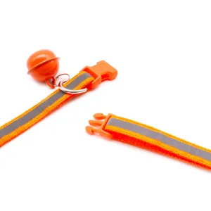 Vue detaillee du collier pour animal avec sangle en tissu orange et bande reflechissante.