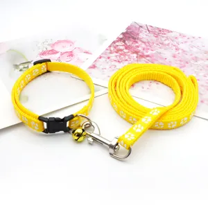 Set collare e guinzaglio per animali con stampa di zampe, regolabile con campanello.