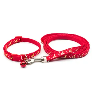 Ensemble laisse et collier rouge pour animal avec motif étoiles lunes dorées, tissu résistant.