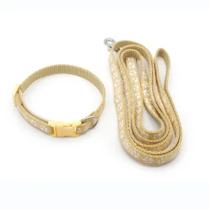 Set collare e guinzaglio per animali stampa zampe beige, nylon resistente per passeggiate quotidiane.