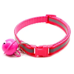 Gros plan détaillé du collier pour animal rose réfléchissant avec cloche et boucle en plastique.
