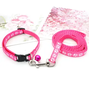 Set collare e guinzaglio per animali domestici con stampa zampa rosa e campanello, regolabile.
