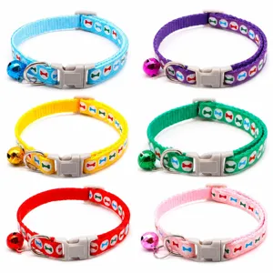 Kleurrijke nylon huisdierhalsband set met bottenprint, plastic gesp en bel voor katten en honden.