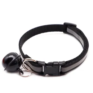 Vue détaillée du collier pour animaux noir réfléchissant avec boucle plastique et grosse cloche.